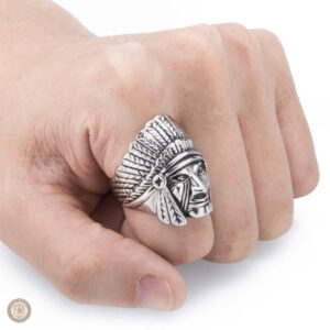 Accessoire tendance, bague en métal au style western distinctif