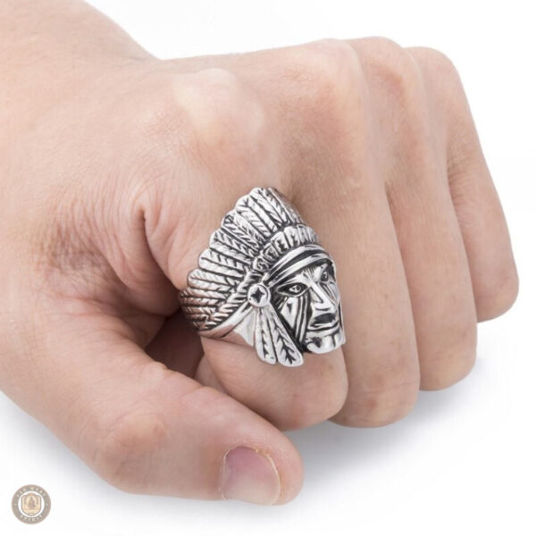 Accessoire tendance, bague en métal au style western distinctif