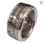 Bague en argent avec motif dollar dans un style western