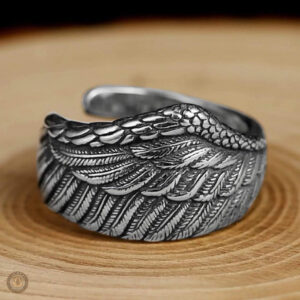Bague argentée inspirée par la plume d'aigle