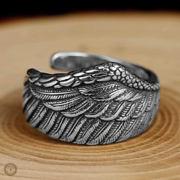 Bague argentée inspirée par la plume d'aigle