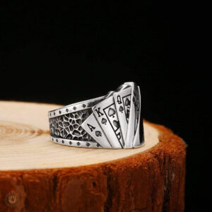Accessoire tendance : Bague Poker argentée
