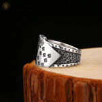 Bague argentée inspirée du thème poker