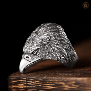 Bague argentée avec motif tête d'aigle