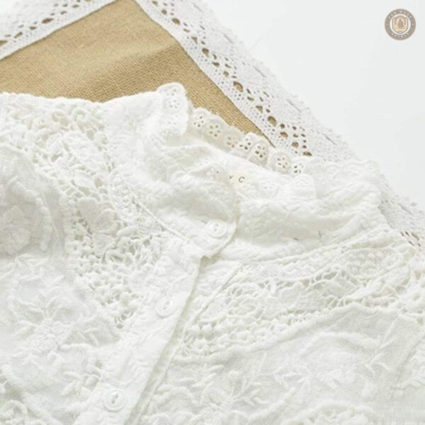 Blouse élégante blanche, idéale pour un look western