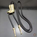 Bolo Tie élégant avec bottes de cowboy stylisées