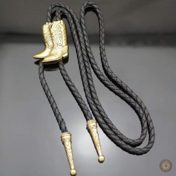 Bolo Tie élégant avec bottes de cowboy stylisées