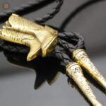 Bolo Tie fin avec design de bottes de cowboy