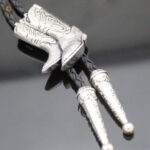 Bolo Tie tendance arborant des bottes de cowboy