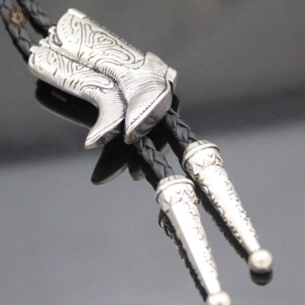 Bolo Tie tendance arborant des bottes de cowboy