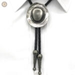 Accessoire de mode western, bolo tie chapeau cowboy