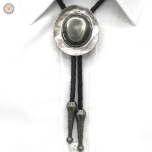 Accessoire de mode western, bolo tie chapeau cowboy
