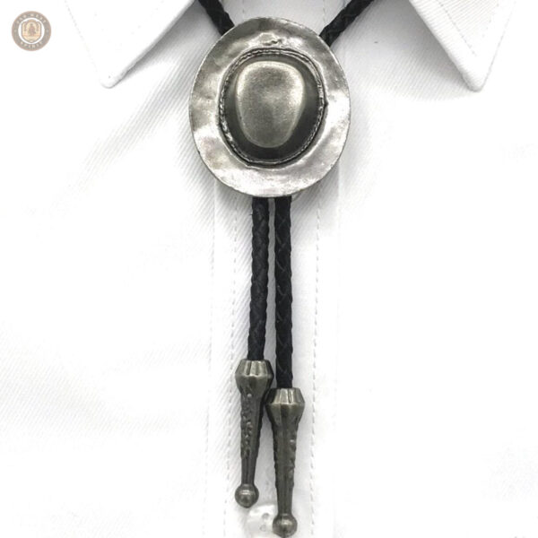 Accessoire de mode western, bolo tie chapeau cowboy