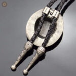 Chapeau de cowboy associé à un bolo tie distinctif