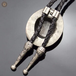 Chapeau de cowboy associé à un bolo tie distinctif