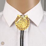 Bolo tie décoratif, idéal pour ajouter une touche de caractère