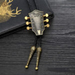 Détail d'un bolo tie avec design guitare artistique