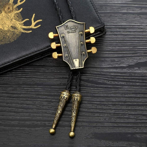 Détail d'un bolo tie avec design guitare artistique