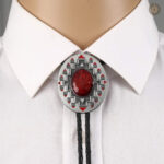 Bolo tie rouge pour une touche de distinction masculine