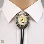 Accessoire bolo tie avec motif tête de cheval élégant