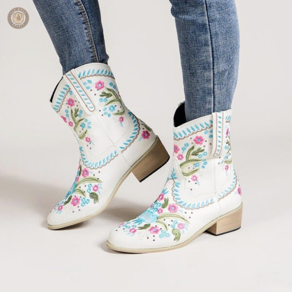 Bottines western blanches avec design élégant