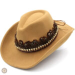 Chapeau de cowboy élégant avec détails plumeux
