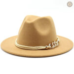 Chapeau blanc pour femme, parfait pour des occasions uniques