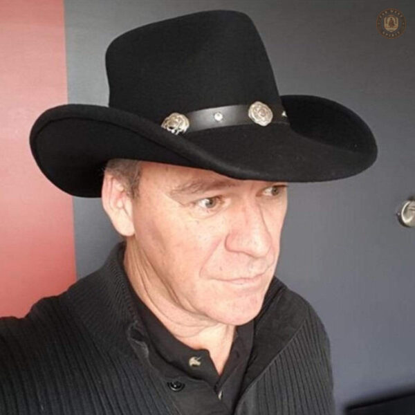 Accessoire cowboy noir, parfait pour compléter une tenue audacieuse