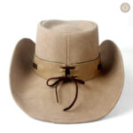 Chapeau de style western en tissu écru, idéal pour les festivités