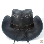 Chapeau noir robuste, idéal pour compléter une tenue de western