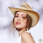 Accessoire de mode féminin, chapeau cowboy en paille naturelle