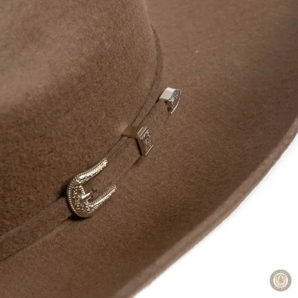 Élégant chapeau rancher pour compléter votre tenue western