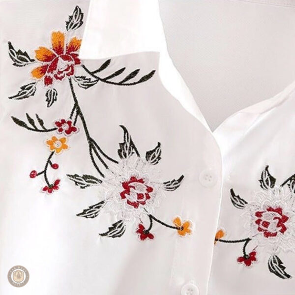 Vêtement western féminin avec broderies florales élégantes
