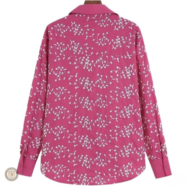 Chemise féminine rose avec motif western élégant