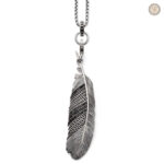 Collier en argent avec motif plume