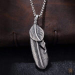 Collier argent plume, un bijou tendance inspiré du western