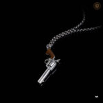 Bijou western avec motif de revolver