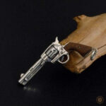 Collier élégant avec design revolver