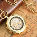 Accessoire vintage, montre à gousset mécanique, finition soignée