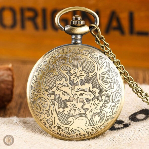 Style authentique avec montre à gousset motifs ethniques