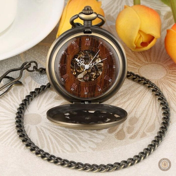 Détails de la montre à gousset avec motif oiseau