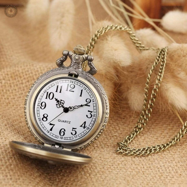 Mécanisme visible de la montre à gousset en style rétro