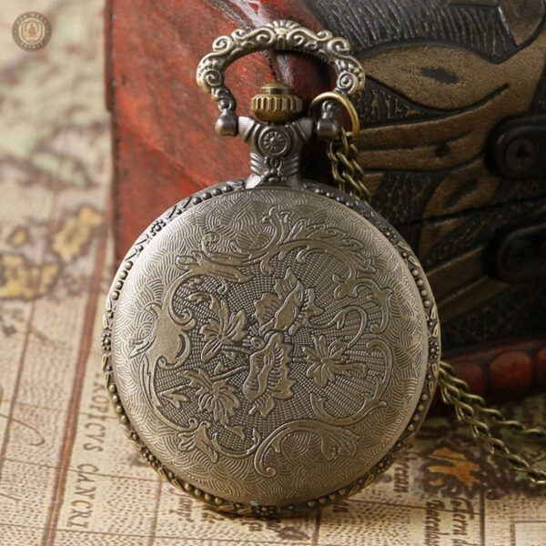 Montre à gousset décorée d'un motif équestre distinctif
