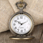 Accessoire horloger doré au style vintage