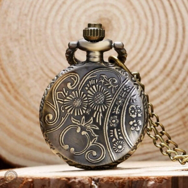 Élégante montre à gousset pour les passionnées d'histoire