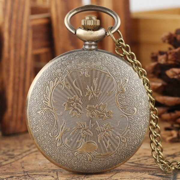 Montre à gousset gravée avec finition soignée et chic