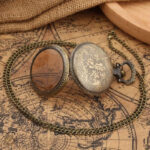 Accessoire de mode : montre de poche au style rétro