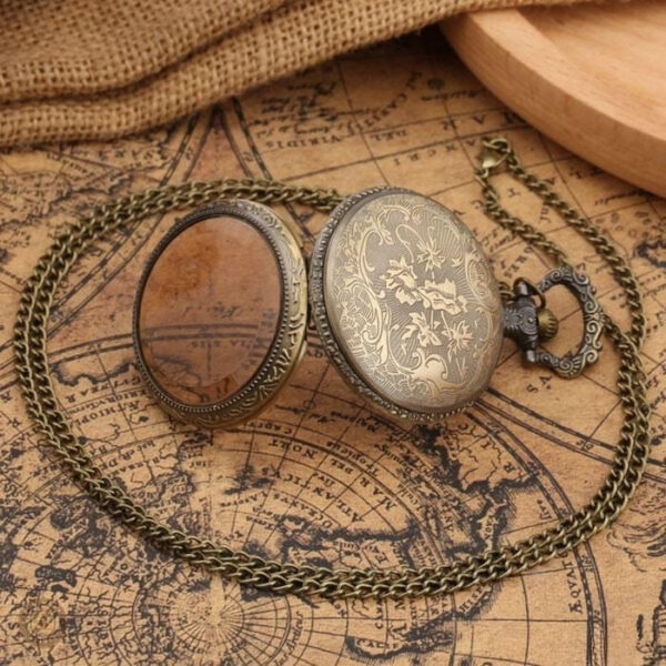 Accessoire de mode : montre de poche au style rétro