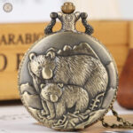 Détails de la montre à gousset avec motif ours