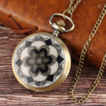Accessoire horloger en pendentif, montre à gousset sophistiquée